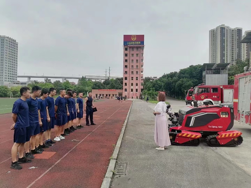 舉升搶險(xiǎn)主戰(zhàn)消防車、全地形消防滅火機(jī)器人巡展演示圓滿結(jié)束